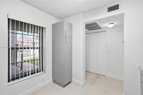 Снять в аренду кондоминиум в Корал-Спрингс, Флорида 2 спальни, 78.97м2, № 2055435 - фото 10