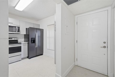 Снять в аренду кондоминиум в Корал-Спрингс, Флорида 2 спальни, 78.97м2, № 2055435 - фото 6