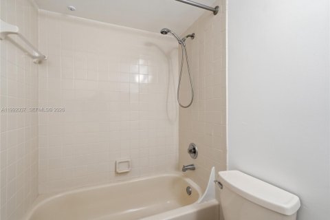 Снять в аренду кондоминиум в Корал-Спрингс, Флорида 2 спальни, 78.97м2, № 2055435 - фото 20