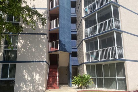 Apartamento en alquiler en Hialeah, Florida, 2 dormitorios, 90.12 m2 № 1928203 - foto 1
