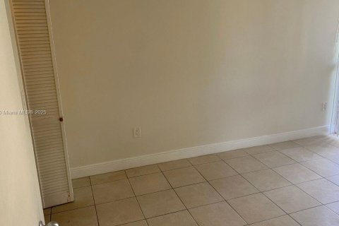 Apartamento en alquiler en Hialeah, Florida, 2 dormitorios, 90.12 m2 № 1928203 - foto 11