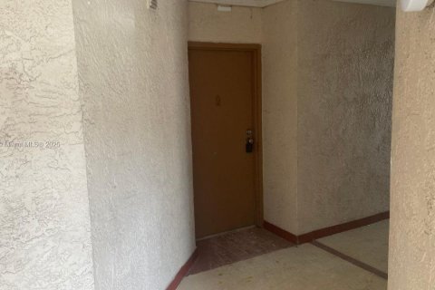 Apartamento en alquiler en Hialeah, Florida, 2 dormitorios, 90.12 m2 № 1928203 - foto 3