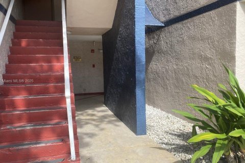 Apartamento en alquiler en Hialeah, Florida, 2 dormitorios, 90.12 m2 № 1928203 - foto 2