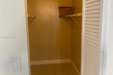 Apartamento en alquiler en Hialeah, Florida, 2 dormitorios, 90.12 m2 № 1928203 - foto 12