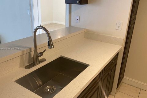 Apartamento en alquiler en Hialeah, Florida, 2 dormitorios, 90.12 m2 № 1928203 - foto 6