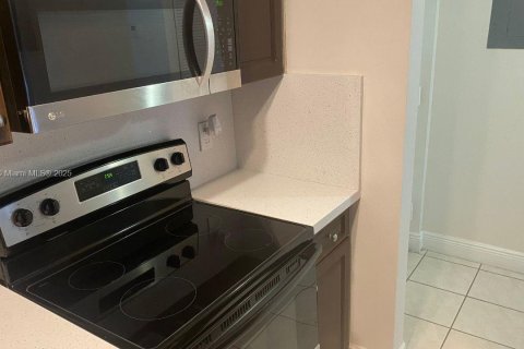 Apartamento en alquiler en Hialeah, Florida, 2 dormitorios, 90.12 m2 № 1928203 - foto 5