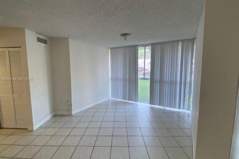Apartamento en alquiler en Hialeah, Florida, 2 dormitorios, 90.12 m2 № 1928203 - foto 7
