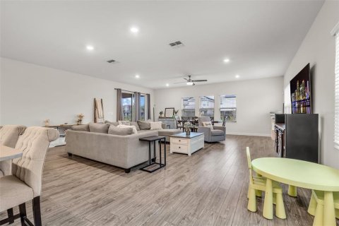 House in Orlando, Florida 5 bedrooms, 369.66 sq.m. № 2321390 - photo 16