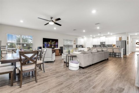 House in Orlando, Florida 5 bedrooms, 369.66 sq.m. № 2321390 - photo 14
