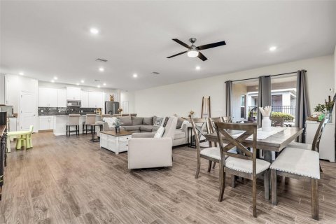 House in Orlando, Florida 5 bedrooms, 369.66 sq.m. № 2321390 - photo 15