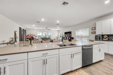 House in Orlando, Florida 5 bedrooms, 369.66 sq.m. № 2321390 - photo 10
