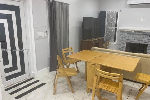 Casa en Hollywood, Florida 2 dormitorios, 72 m2 № 2057449