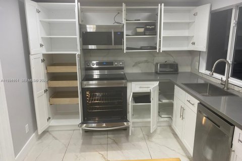 Casa en alquiler en Hollywood, Florida, 2 dormitorios, 72 m2 № 2057449 - foto 2