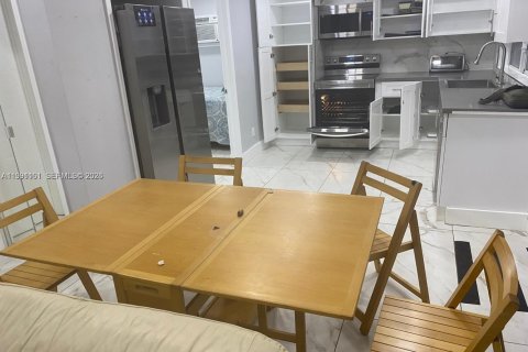 Casa en alquiler en Hollywood, Florida, 2 dormitorios, 72 m2 № 2057449 - foto 3