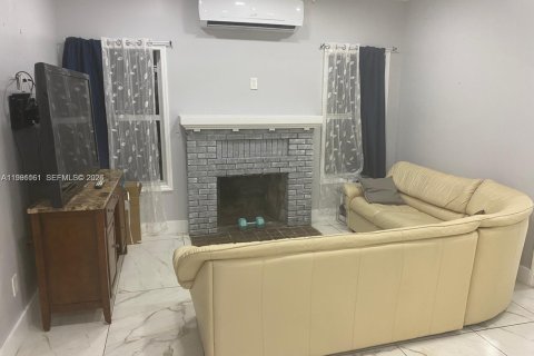 Casa en alquiler en Hollywood, Florida, 2 dormitorios, 72 m2 № 2057449 - foto 4