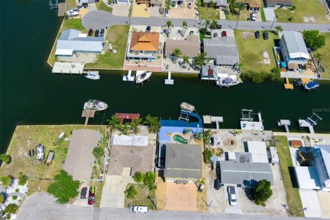House in Hudson, Florida 4 bedrooms, 202.53 sq.m. № 1734372 - photo 9
