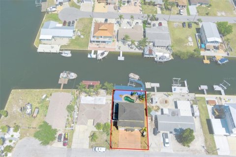 House in Hudson, Florida 4 bedrooms, 202.53 sq.m. № 1734372 - photo 8