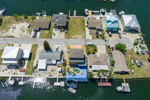House in Hudson, Florida 4 bedrooms, 202.53 sq.m. № 1734372 - photo 7