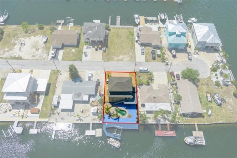 House in Hudson, Florida 4 bedrooms, 202.53 sq.m. № 1734372 - photo 6