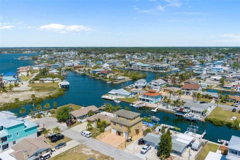 House in Hudson, Florida 4 bedrooms, 202.53 sq.m. № 1734372 - photo 4