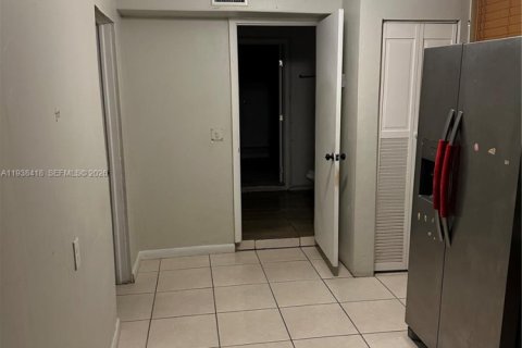 Casa en alquiler en Miami, Florida, 3 dormitorios, 106.84 m2 № 2059823 - foto 8