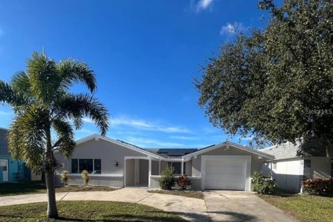 House in New Port Richey, Florida 2 bedrooms, 144.93 sq.m. № 2238744