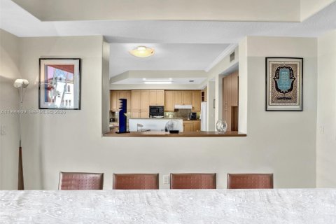 Villa ou maison à vendre à Aventura, Floride: 4 chambres, 274.43 m2 № 2064872 - photo 10