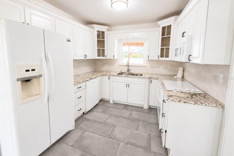 House in Tampa, Florida 3 bedrooms, 120.68 sq.m. № 2230271 - photo 6