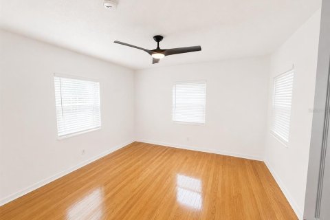 House in Tampa, Florida 3 bedrooms, 120.68 sq.m. № 2230271 - photo 12