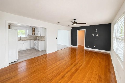 House in Tampa, Florida 3 bedrooms, 120.68 sq.m. № 2230271 - photo 4