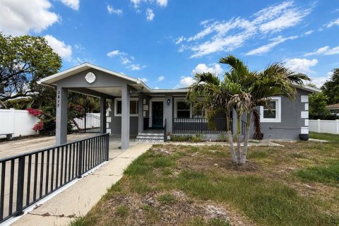House in Tampa, Florida 3 bedrooms, 120.68 sq.m. № 2230271