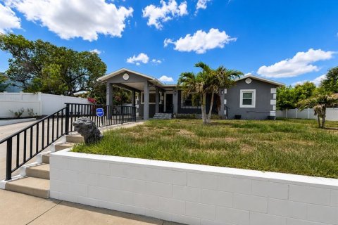 House in Tampa, Florida 3 bedrooms, 120.68 sq.m. № 2230271 - photo 2