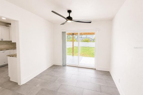 House in Tampa, Florida 3 bedrooms, 120.68 sq.m. № 2230271 - photo 7