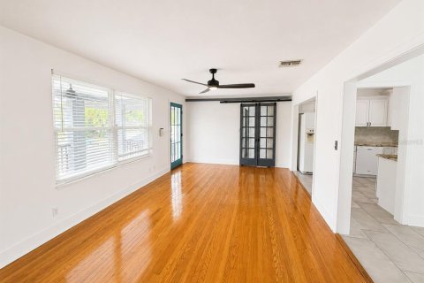 House in Tampa, Florida 3 bedrooms, 120.68 sq.m. № 2230271 - photo 5