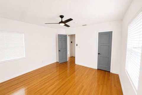 House in Tampa, Florida 3 bedrooms, 120.68 sq.m. № 2230271 - photo 13
