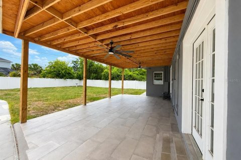 House in Tampa, Florida 3 bedrooms, 120.68 sq.m. № 2230271 - photo 17