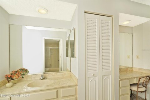 Condo in Cocoa Beach, Florida, 2 bedrooms  № 2095757 - photo 13