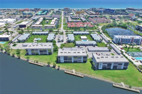 Condo in Cocoa Beach, Florida, 2 bedrooms  № 2095757 - photo 25