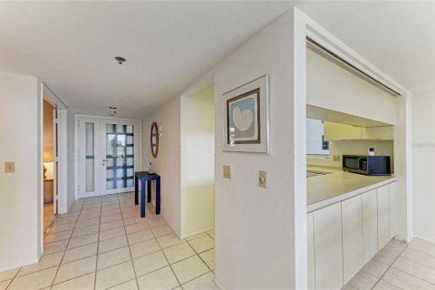 Condo in Longboat Key, Florida, 2 bedrooms  № 2216731 - photo 5