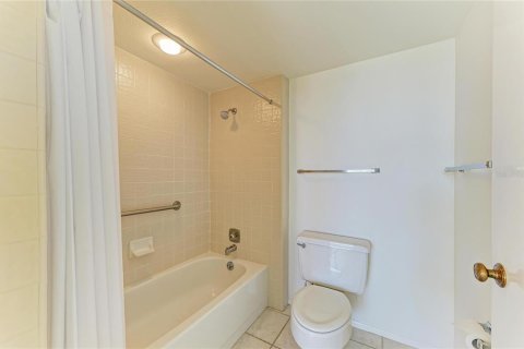 Condo in Longboat Key, Florida, 2 bedrooms  № 2216731 - photo 28