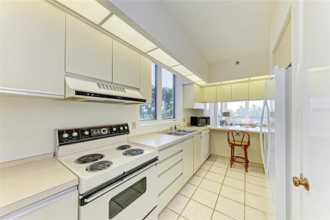 Condo in Longboat Key, Florida, 2 bedrooms  № 2216731 - photo 9