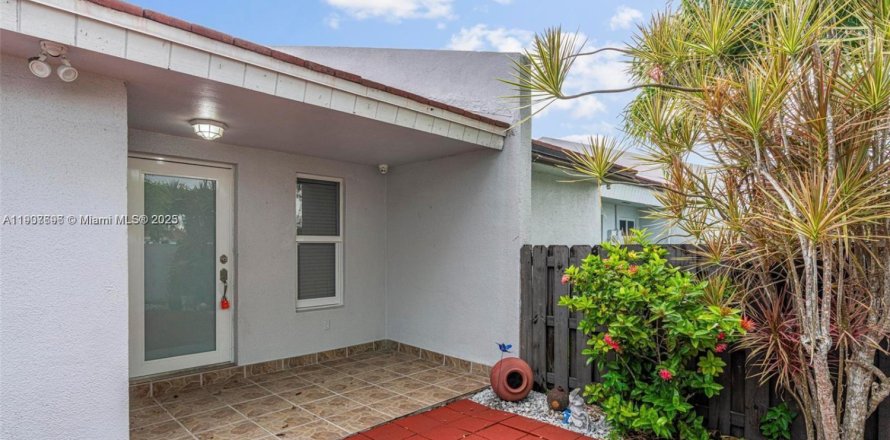 House in Miami, Florida 3 bedrooms, 115.57 sq.m. № 1964266