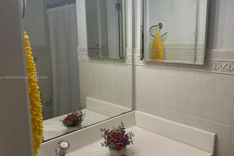 House in Miami, Florida 3 bedrooms, 115.57 sq.m. № 1964266 - photo 17