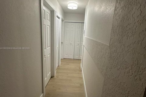 House in Miami, Florida 3 bedrooms, 115.57 sq.m. № 1964266 - photo 15