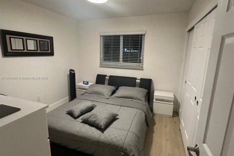 House in Miami, Florida 3 bedrooms, 115.57 sq.m. № 1964266 - photo 12