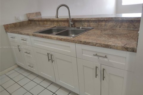 Condo in Doral, Florida, 1 bedroom  № 1930793 - photo 3