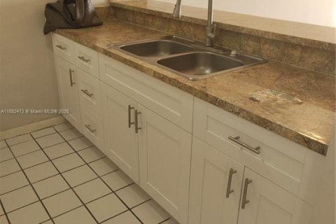 Condo in Doral, Florida, 1 bedroom  № 1930793 - photo 2