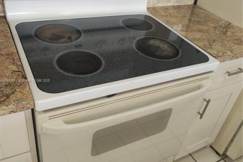Condo in Doral, Florida, 1 bedroom  № 1930793 - photo 6