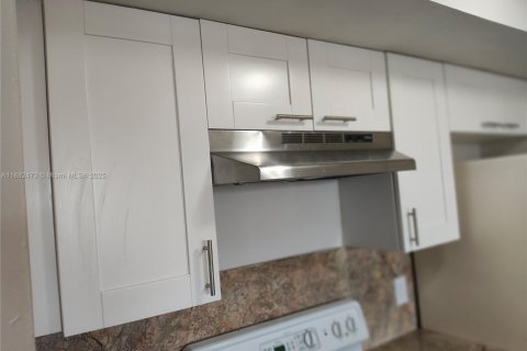 Condo in Doral, Florida, 1 bedroom  № 1930793 - photo 4