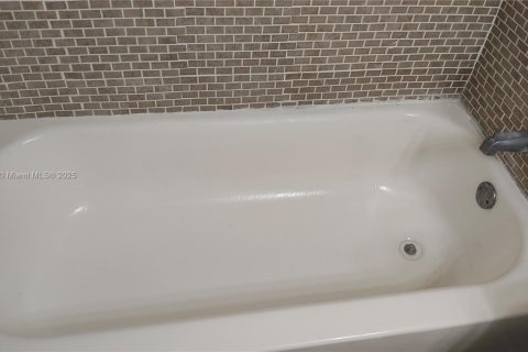 Condo in Doral, Florida, 1 bedroom  № 1930793 - photo 7